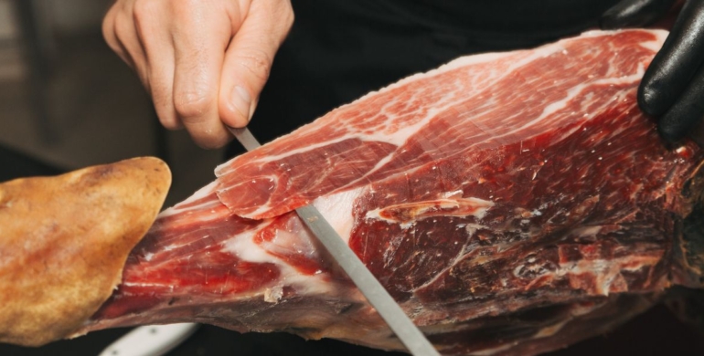 Jamón Cortado a Cuchillo: La Auténtica Experiencia del Jamón Ibérico